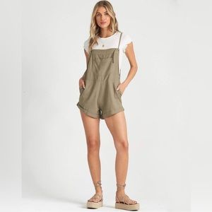 NWOT Billabong Wild Pursuit Short Overall • Romper - Size M
